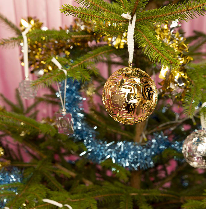 クリストフル　クリスマス　オーナメント クリストフル」のシルバーオーナメントで、クリスマスツリーを上品に